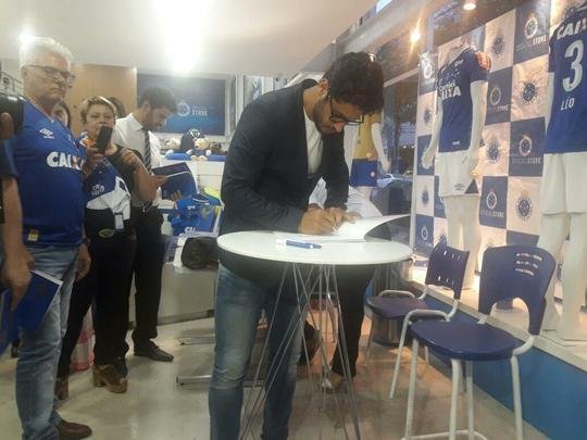 Zagueiro Leo lanou no Barro Preto o livro A Quinta Estrela, sobre o penta da Copa do Brasil