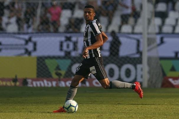 Fotos da vitória do Botafogo sobre o Atlético, por 2 a 1, no Engenhão, pela 18ª rodada do Brasileiro
