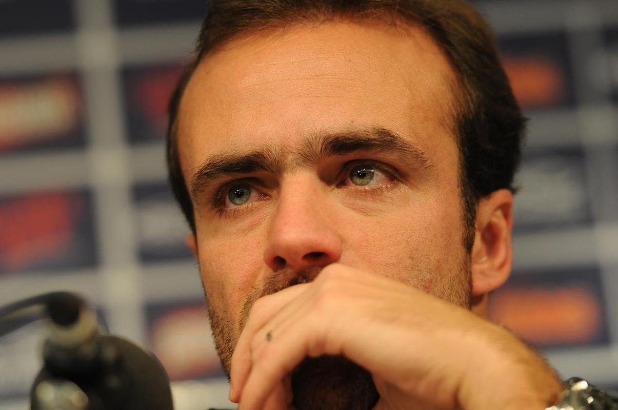 Roger Flores se aposentou em 2012. Ele vestiu a camisa do Cruzeiro pela ltima vez em 9 de maio daquele ano, quando o Athletico-PR derrotou a Raposa por 2 a 1 pelo Campeonato Brasileiro. Ao todo, o meia disputou 99 jogos e marcou 12 gols pelo time celeste. 