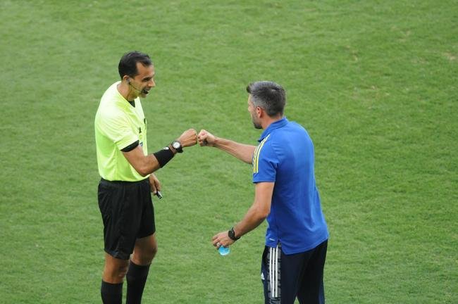 Cruzeiro goleou URT por 3 a 0 no Independncia com gols de Thiago, Machado e Edu em sua estreia no Mineiro. Ronaldo, dono da SAF, assistiu  partida no Horto. Duelo marcou estreia do tcnico uruguaio Paulo Pezzolano