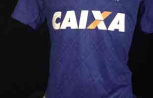 Primeiro uniforme tem marcaes losangulares com o Cruzeiro do Sul