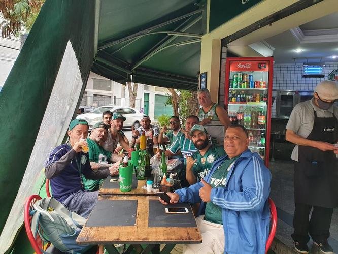 Mesmo com o Allianz Parque fechado para o público, o entorno do estádio do Palmeiras reuniu muitos torcedores que vão acompanhar a semifinal contra o Atlético em bares e restaurantes (Túlio Kaizer/EM/D. A Press)