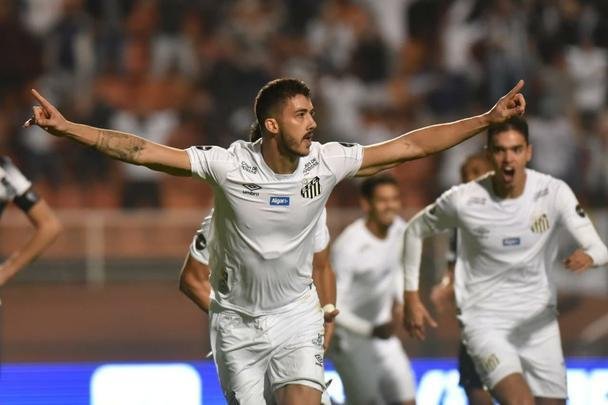 Atlético derrotou Santos por 2 a 1, de virada, com gols de Chará, e avançou às quartas de final da Copa do Brasil