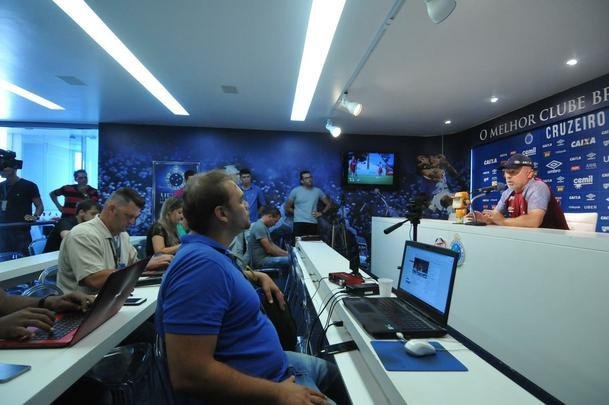 Jogadores do Cruzeiro durante treino desta sexta-feira na Toca da Raposa II