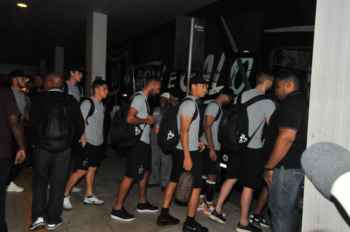 Jogadores do Atltico desembarcaram nesta quinta-feira, em Confins, na Grande Belo Horizonte, aps eliminao vexatria para Afogados-PE na Copa do Brasil. Demitidos, tcnico Rafael Dudamel, diretor de futebol Rui Costa e gerente de futebol Marques estavam junto com a delegao, mas no concederam entrevista.