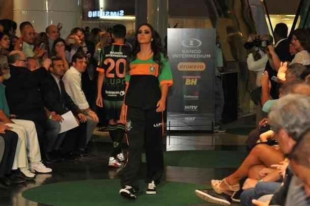 Amrica apresentou coleo de uniformes 2016, desenhados pelo estilista Ronaldo Fraga e produzidos pela Lupo