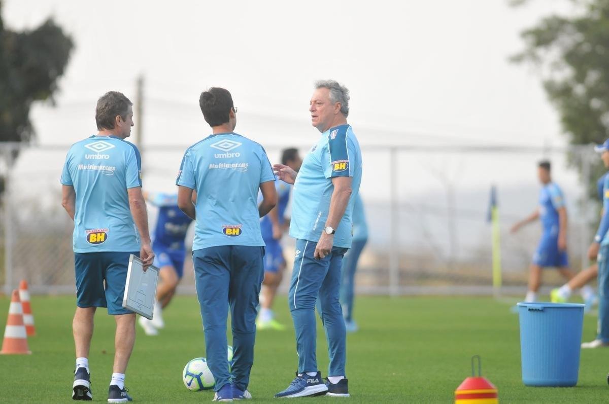 Fotos do primeiro treino de Abel Braga na Toca da Raposa II. Tcnico foi apresentado pelo Cruzeiro neste sbado e dirigir a equipe na segunda, s 20h, diante do Gois, no Serra Dourada, pela 22 rodada do Campeonato Brasileiro
