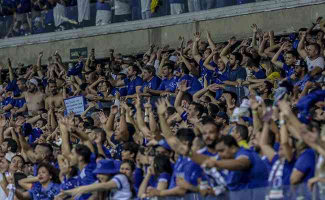 Aps festejar o acesso, a torcida do Cruzeiro quer comemorar o ttulo