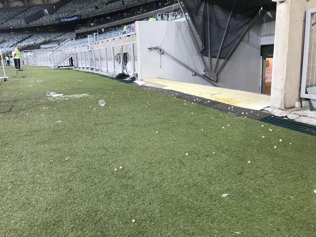 Torcida do Atltico arremessa alimentos e copos em jogadores