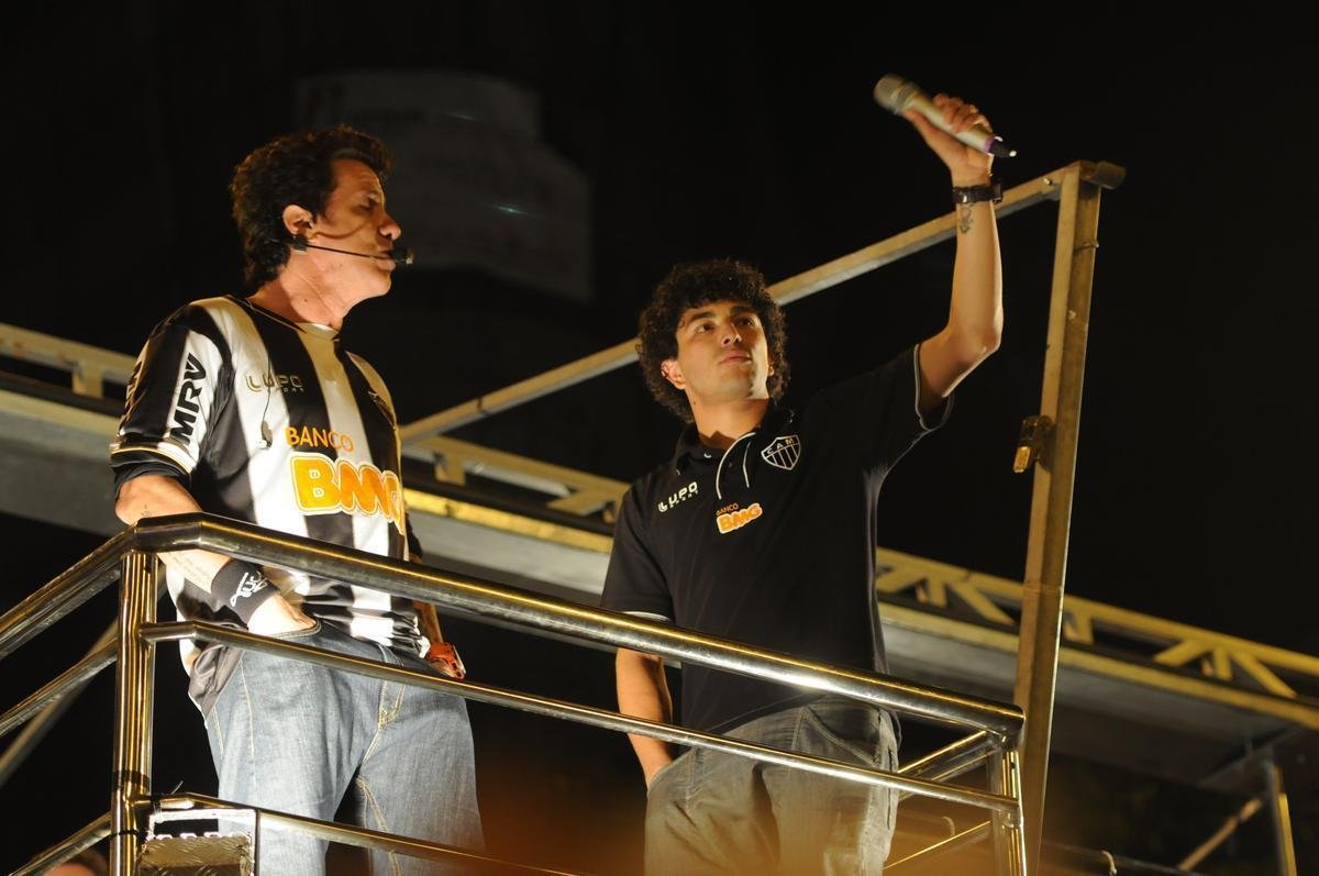 ATLTICO - Reserva, Luan ( direita) deixou o banco seguidas vezes para ser importante na campanha do ttulo da Copa Libertadores do Atltico, em 2013.