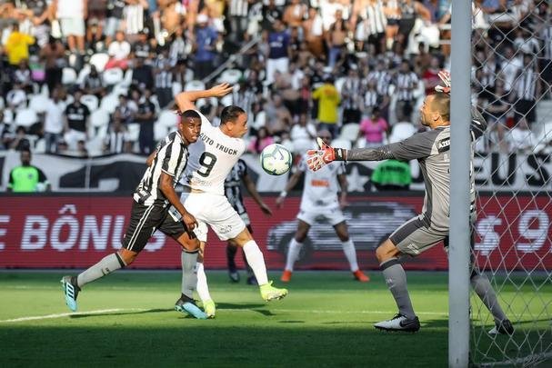 Fotos da vitória do Botafogo sobre o Atlético, por 2 a 1, no Engenhão, pela 18ª rodada do Brasileiro