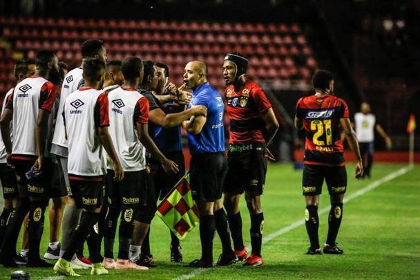 O Sport recebeu o Retrô FC em jogo adiantado da 5ª rodada do Campeonato Pernambucano. A partida marcou a estreia da Ilha do Retiro na temporada 2020