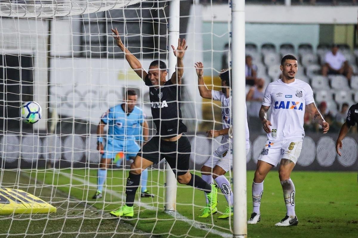 Na Vila Belmiro, Atltico  derrotado pelo Santos por 3 a 2, pela 37 rodada do Campeonato Brasileiro 