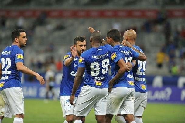 Em jogo com grande atuao do goleiro Fbio, Cruzeiro derrotou Santos de virada, por 2 a 1, com gols de Sass e Raniel; Gabriel Barbosa marcou para o Peixe, no Mineiro, pela 26 rodada do Brasileiro