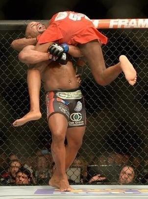 Jon Jones (bermuda vermelha) venceu Daniel Cormier por decisão unânime e manteve o cinturão