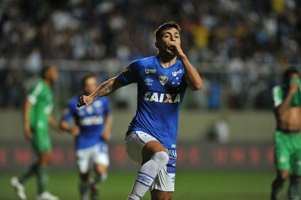 Com gols de Thiago Neves, Arrascaeta e Ded, Cruzeiro goleou a Chapecoense por 3 a 0