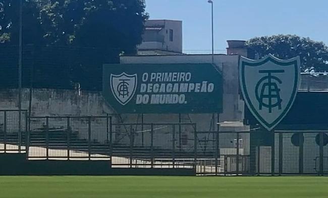 Imagem da placa instalada pelo Amrica vista de dentro do Independncia