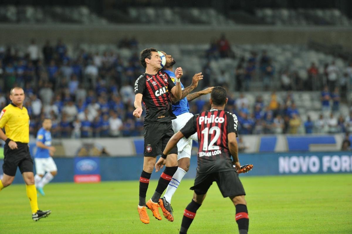 Lances do primeiro tempo da partida entre Cruzeiro e Atltico-PR, no Mineiro, pelas oitavas de final da Copa do Brasil
