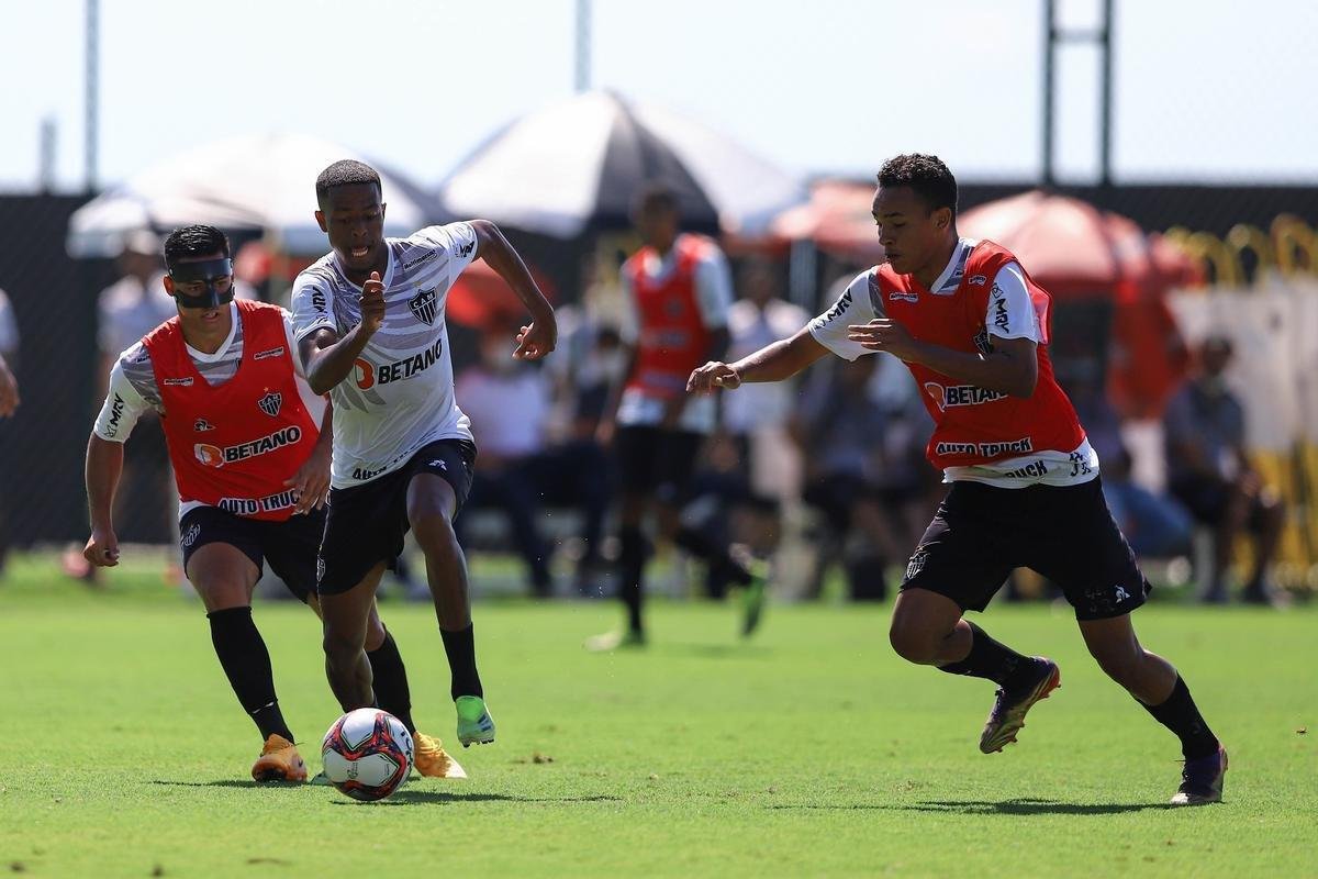 Fotos do coletivo entre profissionais e sub-20 do Atltico