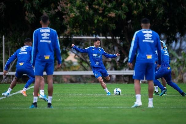 Fotos do treino do Cruzeiro na Toca da Raposa II. Time enfrenta o Internacional, nesta quarta-feira, às 21h30, no Mineirão, pela semifinal da Copa do Brasil. Mano Menezes pode apresentar novidades na escalação diante dos gaúchos.