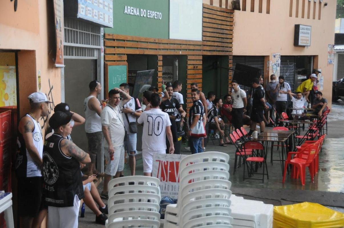 Nesta quinta-feira (2), torcedores do Atltico lotaram os bares de BH para acompanhar Bahia x Galo, jogo adiado da 32 rodada do Campeonato Brasileiro. Na imagem, Arena do Espeto.