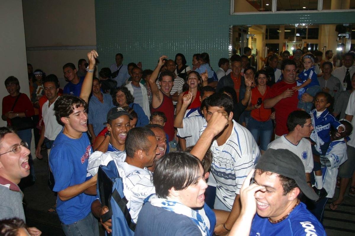 O primeiro passo do Cruzeiro em 2003 para alcanar a histrica Trplice Coroa foi dado em 16 de maro, com a conquista do Campeonato Mineiro de pontos corridos. A taa foi erguida de forma antecipada com a vitria por 4 a 0 sobre a URT, no estdio Zama Maciel, em Patos de Minas, pela 11 rodada. Deivid, Aristizbal, Alex e Maurinho marcaram os gols do triunfo. Em seguida, o elenco deu a volta olmpica, ergueu a taa diante dos cruzeirenses e desfilou em carro aberto pela cidade do interior de Minas. No retorno a BH, naquele mesmo dia, o grupo foi recebido com festa pela torcida no Aeroporto da Pampulha. O Cruzeiro foi campeo estadual invicto. O ltimo jogo foi contra o Tupi, no Mineiro.