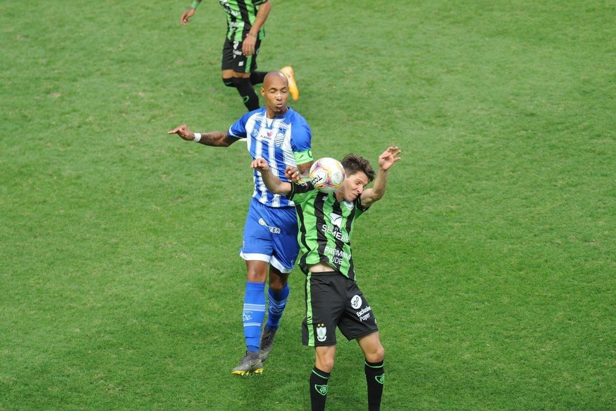 No segundo tempo, o CSA empatou com gol de cabea de Rodrigo Pimpo. Mas, logo depois, Amrica voltou  frente do placar, com gol do zagueiro Messias