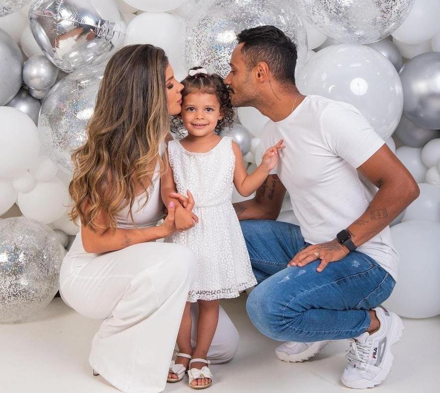 Refor�o do Am�rica, o atacante Mateus Gon�alves passou o r�veillon com a esposa e a filha