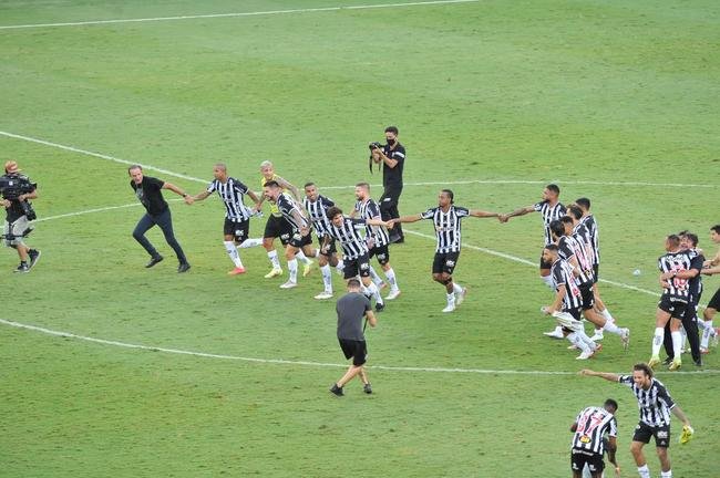 Aps a vitria do Atltico sobre o Fluminense, por 2 a 1, no Mineiro, os jogadores, o tcnico Cuca, a comisso tcnica, o gerente e ex-goleiro Victor e torcedores fizeram muita festa com a proximidade do ttulo brasileiro
