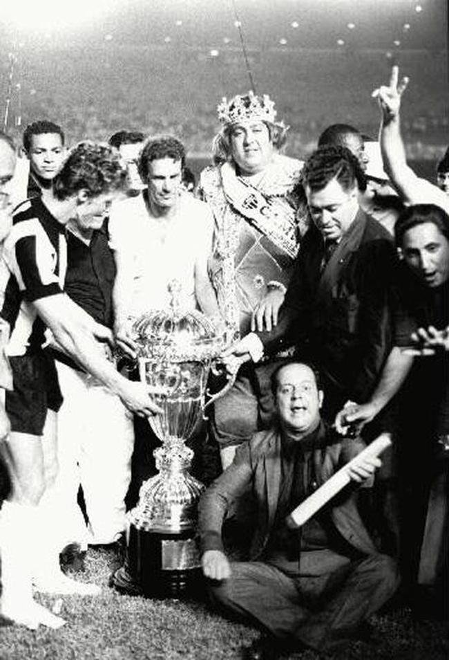 Campeonato Brasileiro (1971) - Um triangular entre Atltico, Botafogo e So Paulo foi o formato da deciso do ttulo do primeiro Campeonato Brasileiro. O Galo venceu o So Paulo por 1 a 0, no Mineiro, com gol de Oldair.  No dia 12 de dezembro de 1971, o Alvinegro garantiu a taa com triunfo por 1 a 0 sobre o Botafogo, no Maracan, com cabeceio de Dario imortalizado nos coraes alvinegros