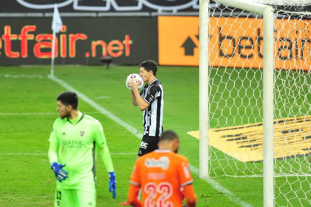 Goleiro Everson, do Atltico, foi heri na deciso por pnaltis contra o Boca Juniors ao defender duas cobranas e ao marcar o gol da classificao: 3 a 1 nas batidas alternadas aps 0 a 0 no tempo normal, no Mineiro.