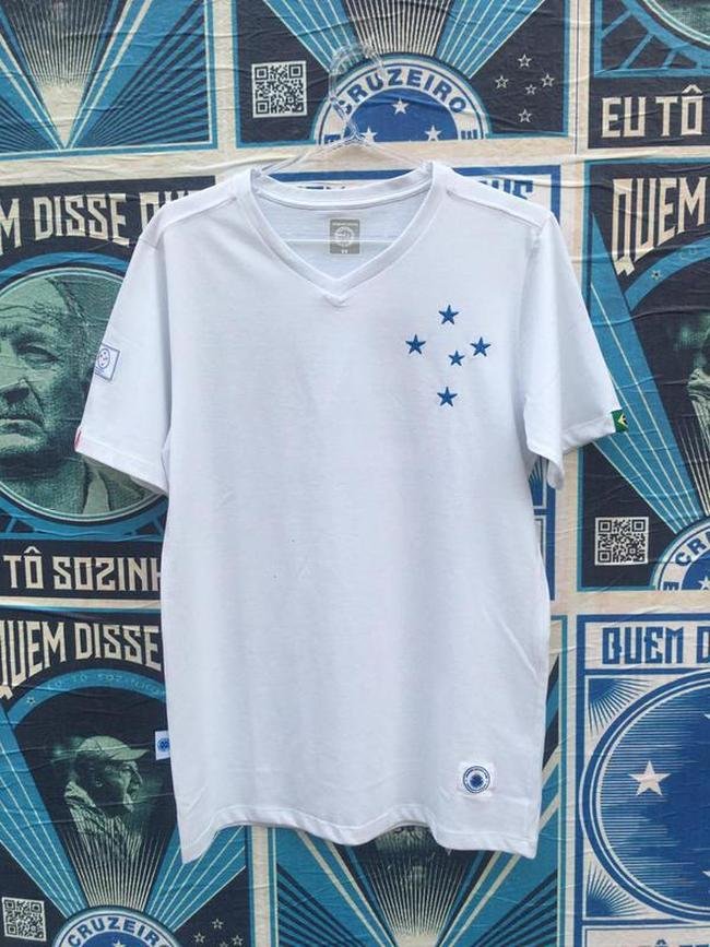 Camisas comemorativas lanadas por marca licenciada pelo Cruzeiro