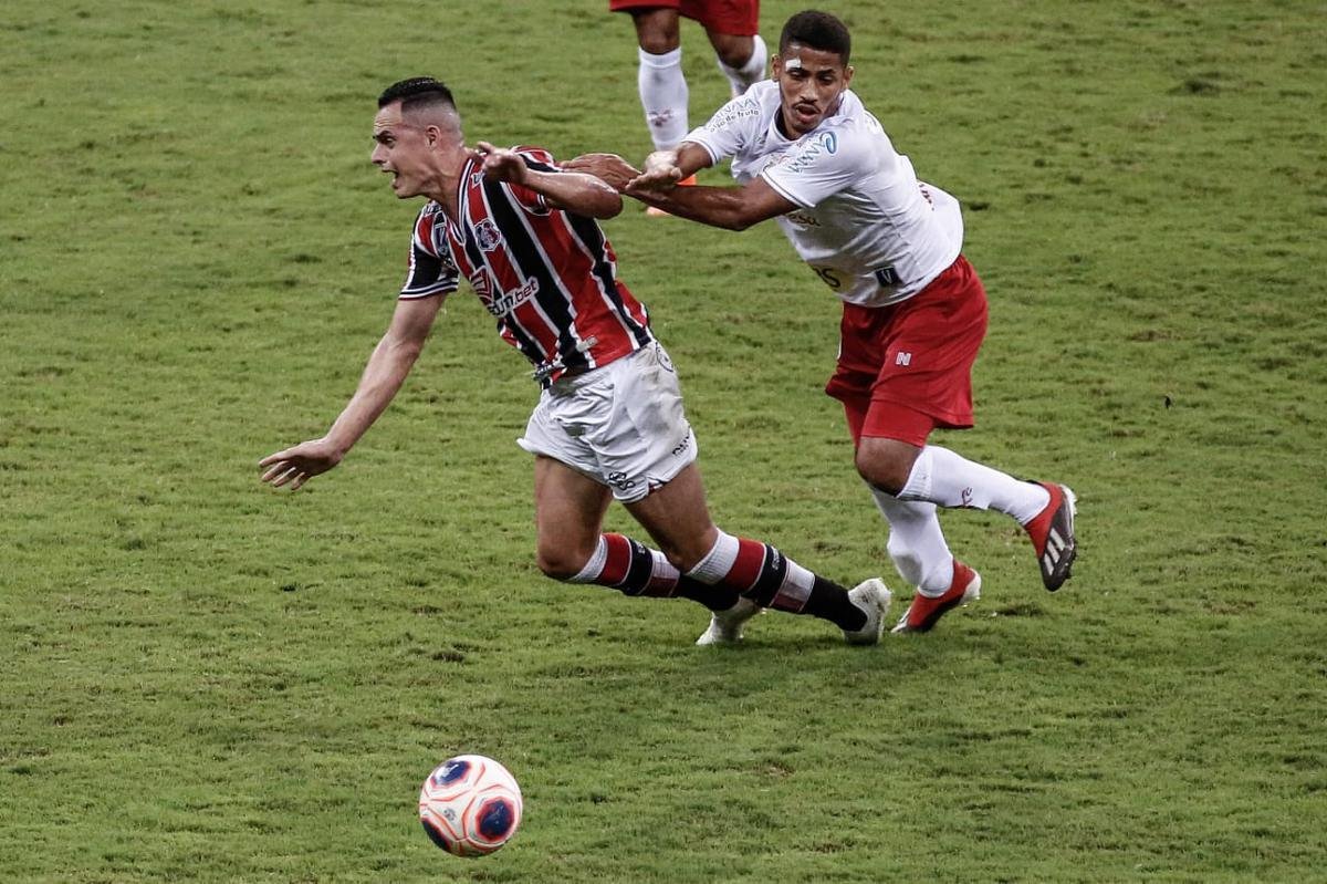 O Náutico equilibrou na segunda metade do primeiro tempo e o jogo ficou aberto para as equipes, com ambas criando boas chances. Jorge Henrique, de cabeça, teve duas oportunidades pelo Timbu. o Santa acertou uma bola na trave, com Didira, mas o placar terminou sem gols na etapa inicial.