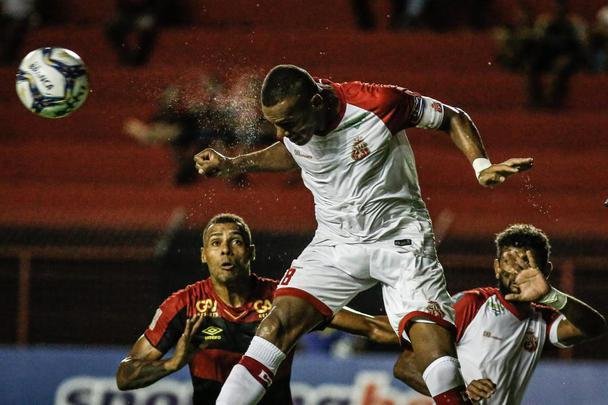 O Sport abriu o placar no primeiro tempo com Elton, escolhido pelo técnico Guto Ferreira como titular para a partida.