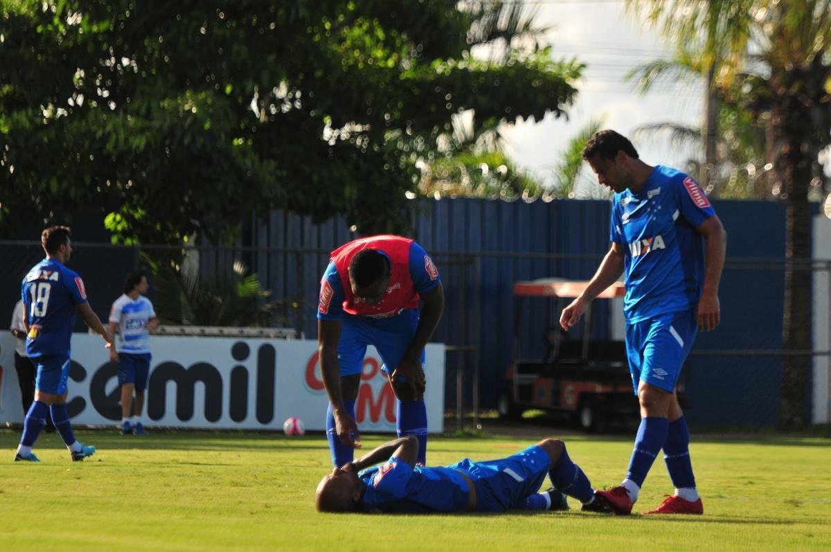 Sem Thiago Neves, que est com desgaste na panturrilha, Mano Menezes escalou o time titular do Cruzeiro no coletivo com Fbio; Lucas Romero, Leo, Murilo e Egdio; Henrique e Ariel Cabral; Robinho, Arrascaeta e Rafinha; Fred. Os reservas atuaram com Rafael; Arthur, Digo, Manoel e Marcelo Hermes; Lucas Silva, Nonoca e Bruno Silva; Rafael Marques, Rafael Sobis e Judivan