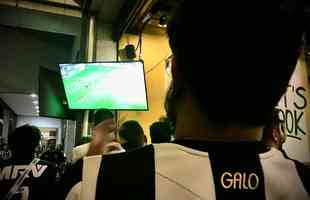 Nesta quinta-feira (2), torcedores do Atltico lotaram os bares de BH para acompanhar Bahia x Galo, jogo adiado da 32 rodada do Campeonato Brasileiro. Na imagem, Devotos Bar.