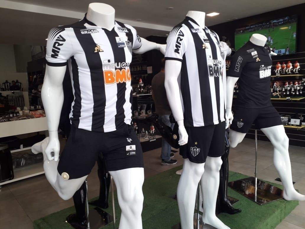 O Atltico atendeu antigo pedido de torcedores e comeou a vender a camisa nmero 1 com todas as logos de patrocinadores em preto e branco. As mudanas foram nas marcas do Supermercados BH (que fica nas costas e continha vermelho e amarelo) e do BMG (patrocinador mster, originalmente em laranja). A pea no ser utilizada pelos atletas durante jogos. O modelo masculino custa R$ 259,99, enquanto o feminino est  venda por R$ 229,99. Segundo o clube, a camisa est  disposio nas Lojas do Galo no Barreiro, Belvedere, Betnia, Betim, Centro, Minas Shopping, Labareda, Lourdes, Monte Carmo Shopping, Savassi, Sion, Shopping Del Rey e Estao BH.