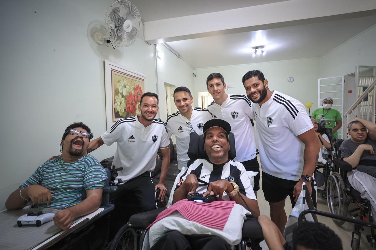 Jogadores do Atltico visitam Ncleo Assistencial Caminhos para Jesus