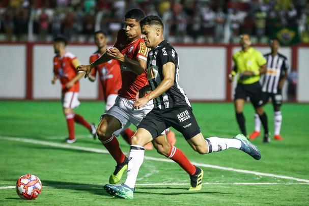 Veja imagens do jogo entre Tombense e Atltico