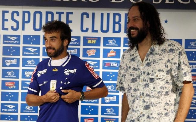 Gerente Valdir Barbosa e agente Gabriel o Pensador apresentaram meia Gabriel Xavier na Toca