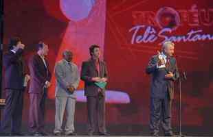 O diretor de futebol do Cruzeiro, Eduardo Maluf, recebe prêmio durante a cerimônia de entrega do premio do 9 Troféu Tele Santana, no Grande Teatro Palácio das Artes, em BH