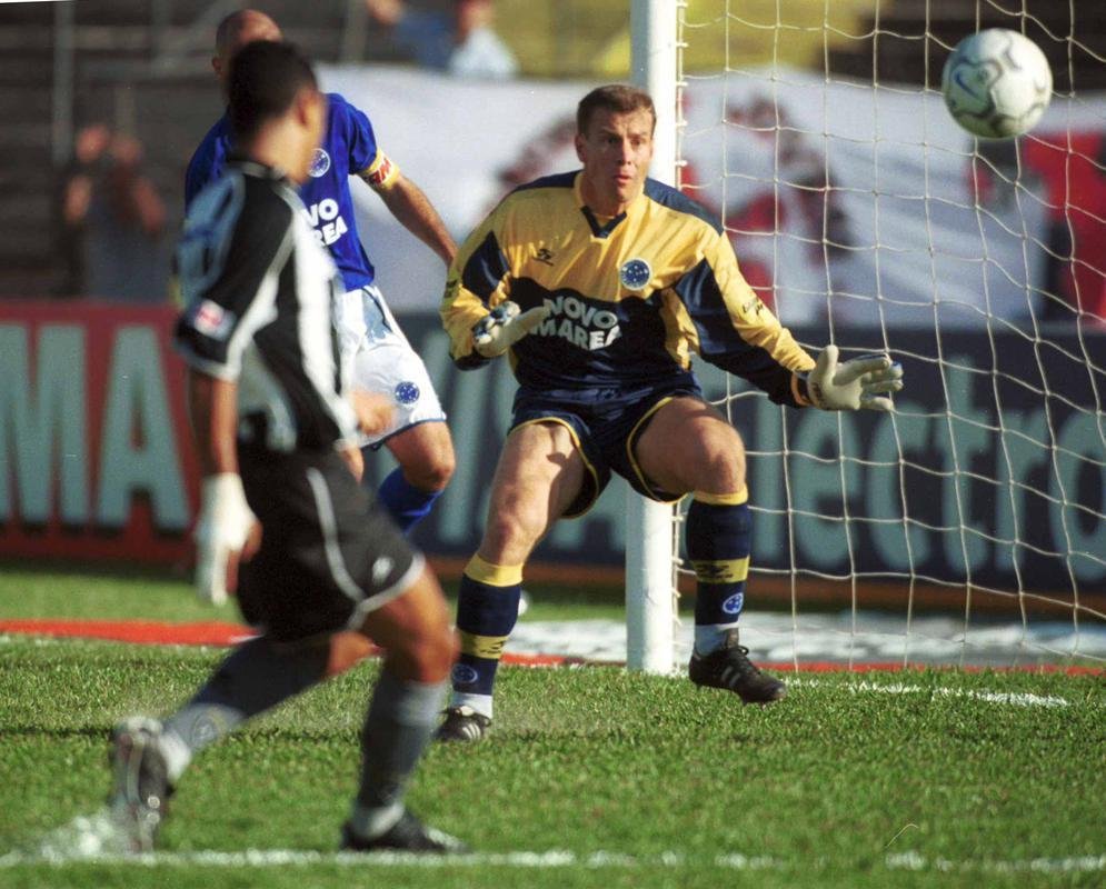 Andr Doring teve a responsabilidade de suceder Dida no gol do Cruzeiro e conquistou a Recopa Sul-Americana de 1998 e a Copa do Brasil de 2000. Fez 115 jogos com a camisa cruzeirense.