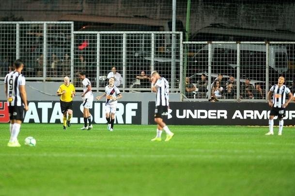 Marcos Jnior virou no final e deu vitria ao Vasco, por 2 a 1, sobre o Atltico