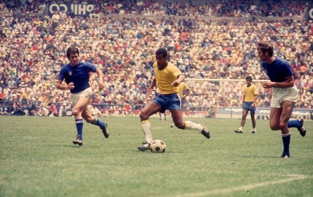 Na final, Brasil goleou a Itália com gols de Pelé, Gérson, Jairzinho e Carlos Alberto, que ergueu a taça no Estádio Azteca, na Cidade do México