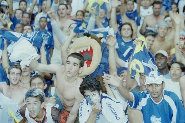 Torcida do Cruzeiro lotou Mineiro em 30 de novembro de 2003 para assistir ao duelo com o Paysandu, pela 44 rodada do Campeonato Brasileiro, que confirmaria o ttulo brasileiro e a Trplice Coroa. O pblico foi de 73.141 pagantes e gerou uma renda de R$ 827.201,00. O nmero de presentes no foi divulgado. O time celeste no decepcionou, venceu por 2 a 1, com gols de Zinho e Mota, e deu incio  festa em Belo Horizonte.