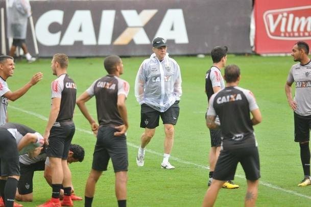 O elenco do Atltico treinou nesta quinta-feira de olho no jogo contra o Corinthians, neste domingo