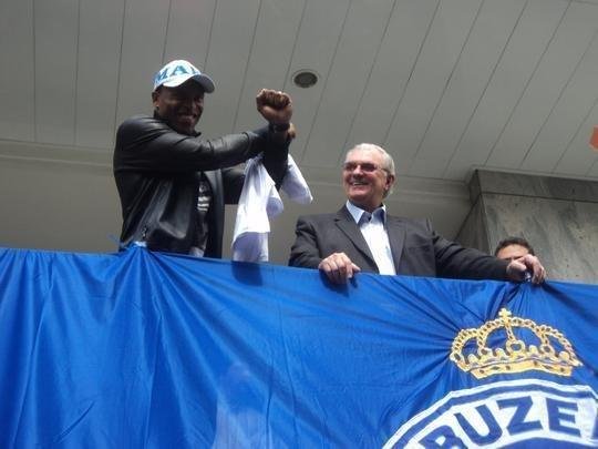 Novo reforo do Cruzeiro, Jlio Baptista foi recepcionado pelo presidente Gilvan de Pinho Tavares e acenou para torcedores da sacada da sede administrativa no Barro Preto