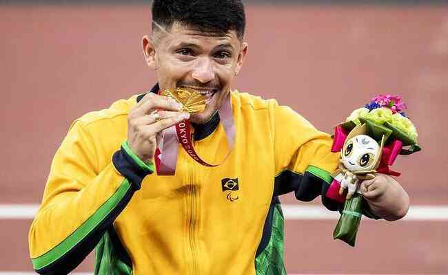 Petrcio Ferreira foi um dos atletas brasileiros que ganharam medalha de ouro na Paralimpada de Tquio