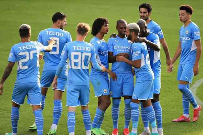 Fernandinho (centro) foi um dos destaques do Manchester City na goleada
