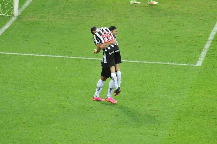 Fotos do gol de Hulk, do Atltico, sobre o La Guaira, no Mineiro, pela Libertadores